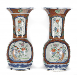945.  Pareja de jarrones en porcelana.Japón, periodo Meiji, S. XIX-XX