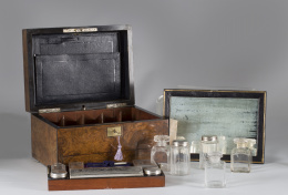 906.  Juego de tocador de viaje eduardino, de madera de raíz., interior en piel y terciopelo azul.Bagshaw & sons, Liverpool, Inglaterra, h. 1900..