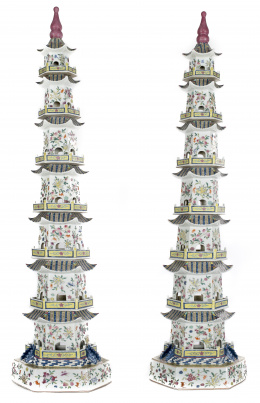 492.  Pareja de págodas en porcelana de la “Familia rosa”.China, dinastía Qing, S. XX