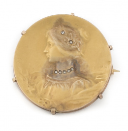 36.  Broche circular Art-Nouveau Francés firmado Félis Rasumny con relieve de busto de dama collar y adorno en diadema de diamantes rosas.