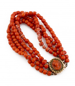 19.  Pulsera de ff.S.XIX con cuatro hilos de cuentas de coral mediterráneo facetado y cierre con camafeo de dama tallado en coral