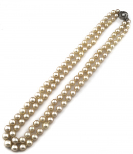 37.  Collar de pps s XX con dos hilos de perlas cultivadas de tamaño en disminución con cierre circular Art-Decó de diamantes y platino.