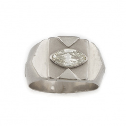 42.  Sortija con diamante talla navette antigua central de 0,65 ct aprox en montura tipo sello de platino con decoración geométrica.