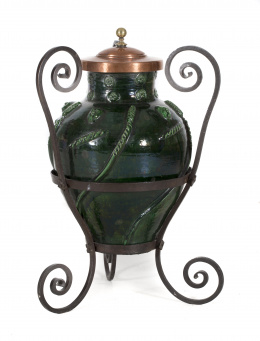 657.  Ánfora esmaltada de verde, con caras en relieve interior de cobre.Triana, S. XIX.