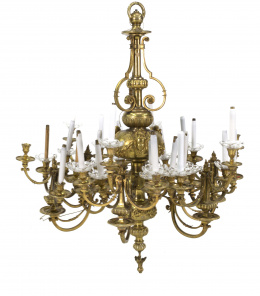 1097.  Lámpara de techo de treinta brazos de luz estilo Luis XIV en bronce dorado.Trabajo italiano ff. S. XIX.
