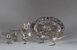410.  “Gallo y Gallina” de plata con trabajo de repujado y cincelado, España, años 50..