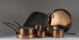 650.  Juego de siete cazos de cobre de diferentes tamaños, una sartén y una cacerola.Trabajo español, S. XIX.