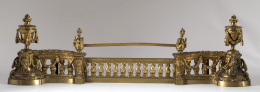 977.  Defensa de chimenea de estilo Luis XVI en bronce, en los lados con copas y hojas.Francia, S. XIX.