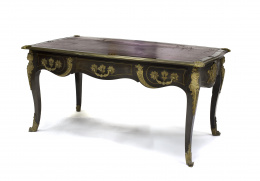 429.  Mesa de escritorio “bureau plat” Napoleón III, estilo Luis XV en madera de ébano con aplicaciones de bronce dorado.Francia, finales del S. XIX.