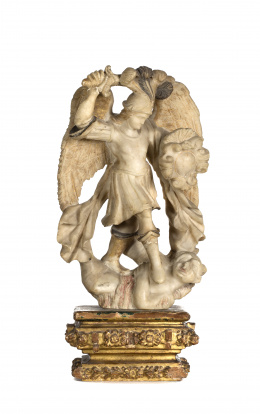 598.  “San Miguel mandando al demonio a los infiernos”, en alabastro esculpido y parcialmente policromado. Sobre base en madera tallada y policromada.Escuela del sur de Italia, Nápoles o Sicilia, h. 1700..