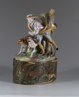 1002.  “La caza”Grupo escultórico de porcelana esmaltada.París, S. XIX.