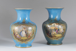 633.  Par de jarrones de porcelana esmaltada en azul turquesa, cartuchos con escena galante y flores.París, S. XIX.