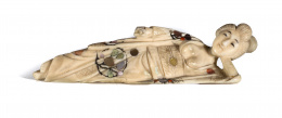 1041.  “Mujer de doctor”, figura en marfil tallado y policromado, con incrustaciones de piedras.China, pp. S. XX.