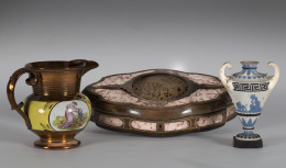 1080.  Joyero de piel gofrada con placa de bronce aplicada en la tapa de escena renacentista.Francia, S. XX.