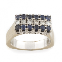 70.  Sortija de la joyería SUÁREZ con línea central de brillantes entre dos bandas de zafiros.