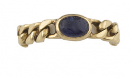 155.  Sortija de cadena articulada con cabuchón de zafiro de 0,60 ct aprox en oro amarillo de 18K