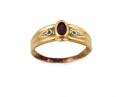 764.  Lote formado por tres sortijas en oro de 18K.