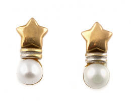 762.  Lote de tres parejas de pendientes en oro de 18K.