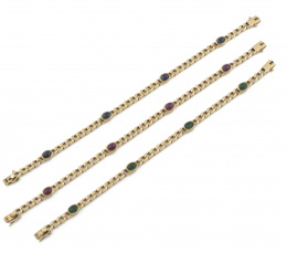 150.  Pulsera con cuatro cabuchones de esmeraldas en cadena de eslabón barbado de oro amarillo de 18K.