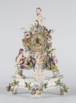 433.  Reloj de sobremesa de porcelana esmaltada con decoración tipo floral y figuras escultóricas de ángeles representando las cuatro estaciones. Meissen, S. XIX