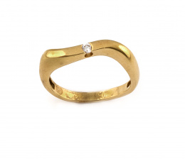 752.  Sortija con brillante en frente de forma de línea sinuosa en oro amarillo de 19K.