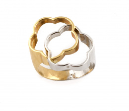 777.  Sortija con dos flores caladas en montura de oro bicolor de 19K.