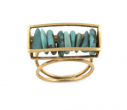 776.  Sortija con turquesas ensartadas en frente con marco rectangular de oro de 19K