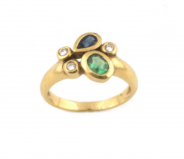 753.  Sortija con zafiro perilla y esmeralda oval con tres brillantes en chatón.