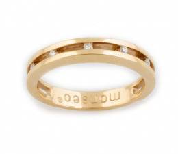 258.  Sortija media alianza con cinco brillantes engastados en carril