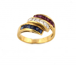 745.  Sortija con tres bandas oblicuas, la central de diamantes talla princesa y rubíes y zafiros calibrados a ambos lados.
