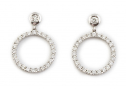 239.  Pendientes con aro de brillantes que pende de chatón en oro blanco de 19K
