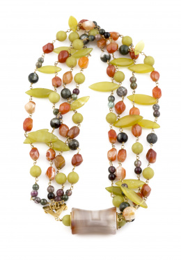 220.  Collar de cuatro hilos de ágatas, jaspe y turmalinas de distintos tonos y tallas con gran cierre de cilindro de ágata estrechado en el centro