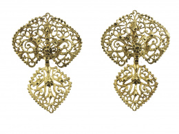 29.  Pendientes portugueses de dos cuespos calados con formas vegetales, realizados en oro amarillo de 19K
