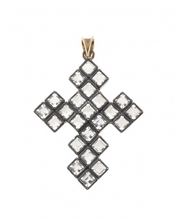 103.  Cruz colgante portuguesa de cristales de roca romboidales en montura de plata y oro rosa de 19K