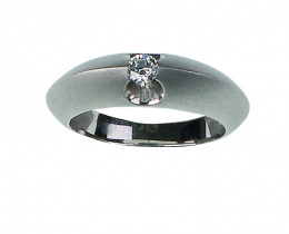 652.  Sortija solitario con brillante engastado al aire en dos puntos