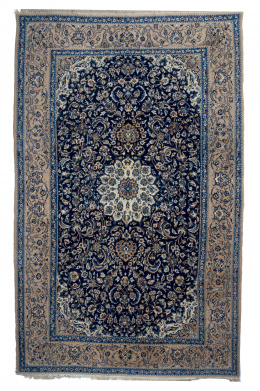 551.  Alfombra en lana con motivos geométricos, medallón central y campo azul. Persia, S. XX..