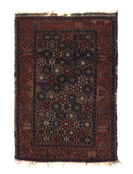 552.  Alfombra caucásica en lana con campo marrón con motivos geométricos de flores y estrellas, pp. del S. XX.