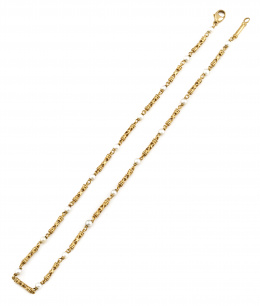 112.  Cadena con perlas y piezas en forma de columna calada en oro amarillo de 18K.