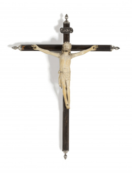 521.  Cristo crucificado en marfil tallado y policromado en cruz de madera de ébano con cantoneras de plataTrabajo hispano filipino, S. XVII.