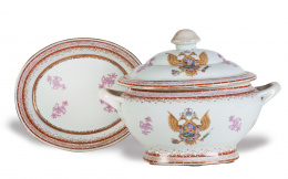 1057.  Sopera y fuente, en porcelana esmaltada, siguiendo modelos de Compañía de Indias. S. XVIII 
