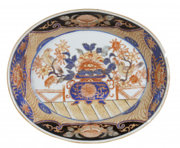 1055.  Fuente en porcelana esmaltada, de estilo Imari.