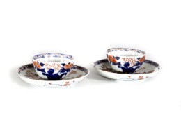 561.  Conjunto de dos tazas y dos platos en porcelana esmaltada.Compañía de Indias. China, S. XVIII.