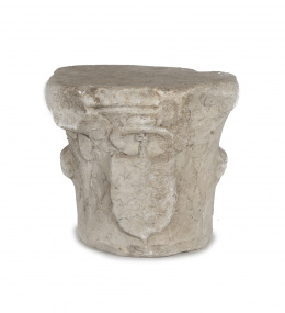 1248.  Pareja de capiteles de vaso acampanado tipo “moñas o castañuelas” en mármol blanco. España, S. XVI.