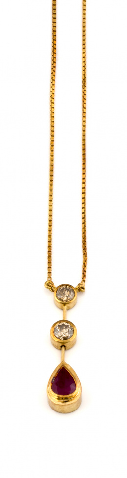 748.  Pendentif con rubí perilla de 1,37 ct  y dos brillantes en chatón alineados,con cadena en oro amarillo de 18K