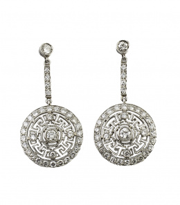 103.  Pendientes largos de platino y brillantes estilo Art-Decó ,con piezas circulares colgantes de diseño calado con grecas