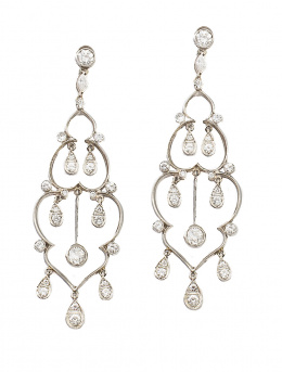 149.  Pendientes largos de platino brillantes con diseño tipo chandelière que pende de chatón de brillante superior