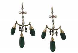 291.  Pendientes largos de diseño tipo chandelière con tres gotas de esmeraldas con perlas, diamantes de talla rosa y rubíes