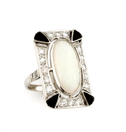 698.  Sortija Art-Decó con cabuchón de ópalo central rodeado por marco cuadrangular de brillantes con esquinas de ónix triangular