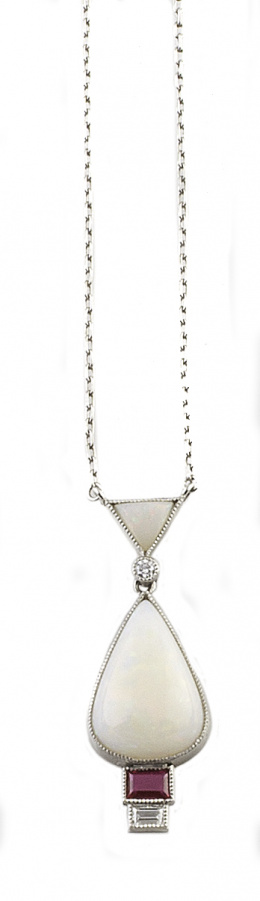 118.  Delicado pendentif Art-Decó con gota y triángulo de ópalo, con rubí de talla acarré y diamante talla esmeralda en la base