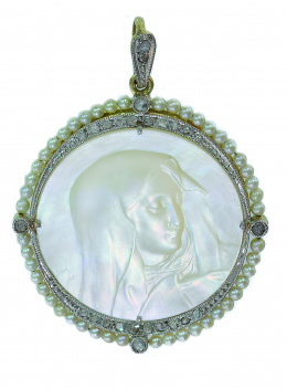 87.  Medalla colgante Art-Decó con Virgen en nácar orlada de diamantes y perlas finas
